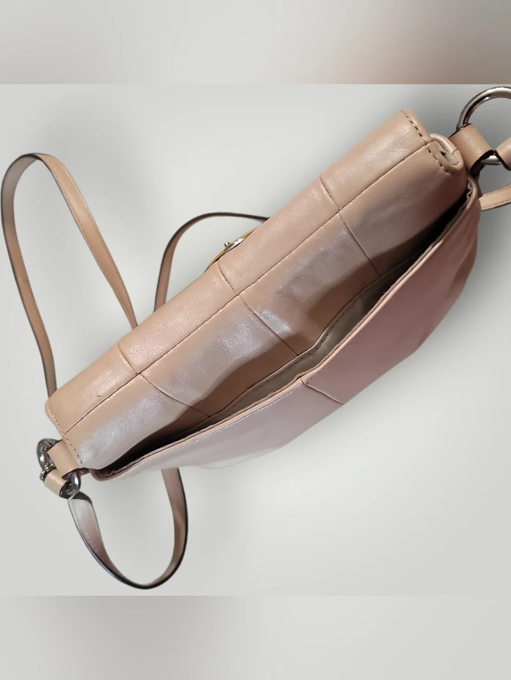 ✨ Rare VINTAGE Coach Soho Pearlescent Pink Leather Crossbody Flap Bag - EUC✨️ - Picture 4 of 8